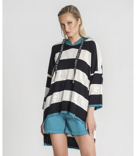 Camisola com capuz perfurada