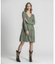 Vestido decote em v com folhos