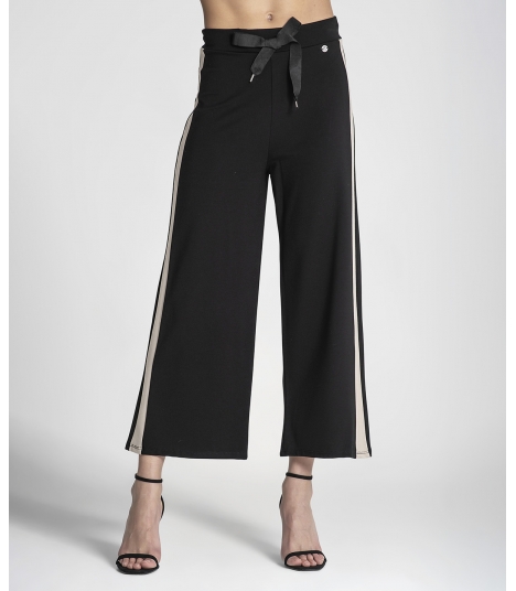 Calça com risca lateral