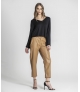 Calça em napa franzida na cinta
