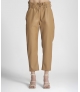Calça em napa franzida na cinta
