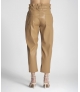 Calça em napa franzida na cinta