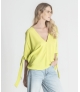 Blusa com tiras na manga
