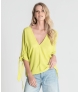 Blusa com tiras na manga