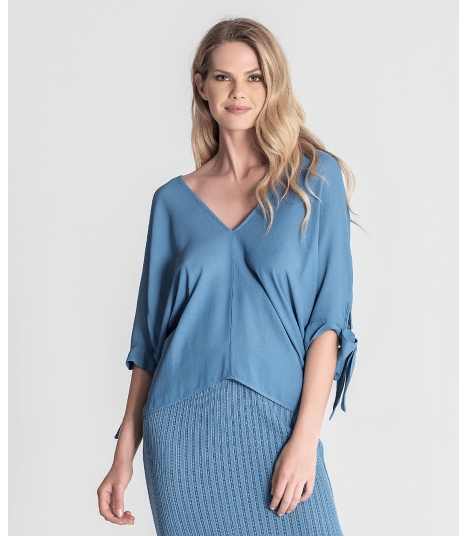 Blusa com tiras na manga