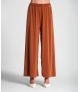 Calça fina com elástico na cinta