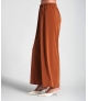 Calça fina com elástico na cinta