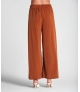Calça fina com elástico na cinta