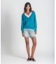 Camisola com relevos e botões nos punhos