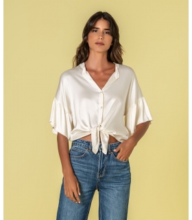 Blusa com botões e nó na frente acetinada