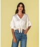 Blusa com botões e nó na frente acetinada
