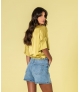 Blusa com botões e nó na frente acetinada