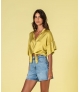 Blusa com botões e nó na frente acetinada