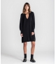 Vestido com detalhe de corente no decote