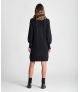 Vestido com detalhe de corente no decote