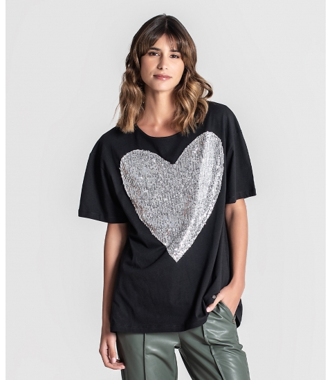 T-Shirt com coração em lantejolas