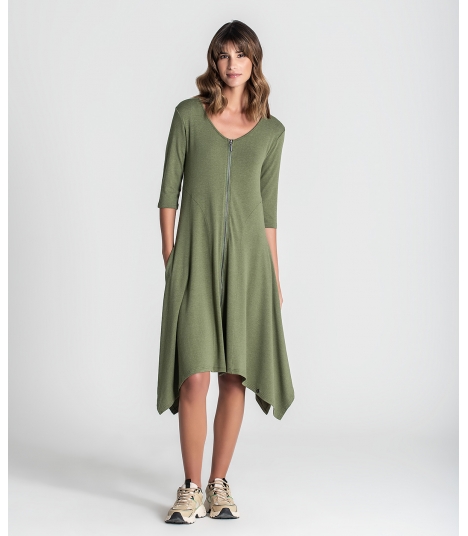 Vestido com capucho e folho no fundo