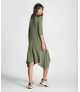 Vestido com capucho e folho no fundo