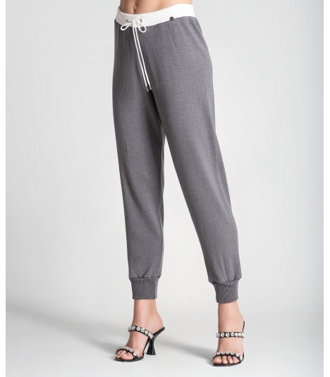 Calça lisa com cordão