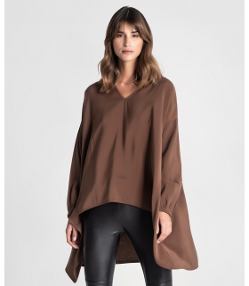 Blusa com decote em V assimétrica