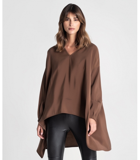 Blusa com decote em V assimétrica