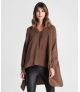 Blusa com decote em V assimétrica